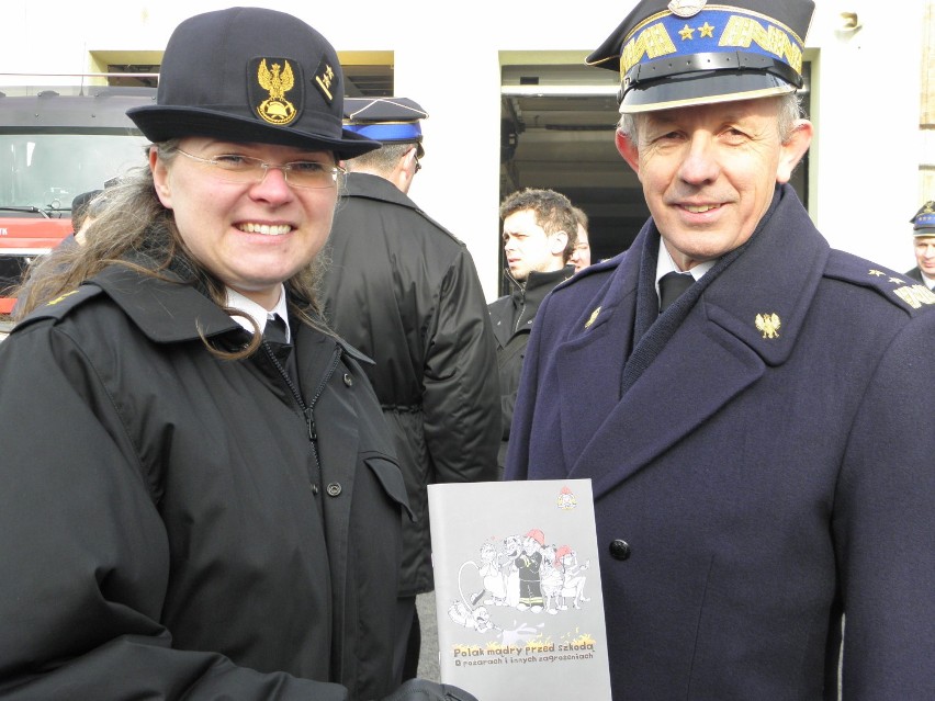 W Żorach wydano strażacki poradnik, który zdobył uznanie w...