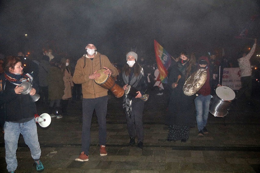 Strajk Kobiet na Placu Słowiańskim w Legnicy [ZDJĘCIA]