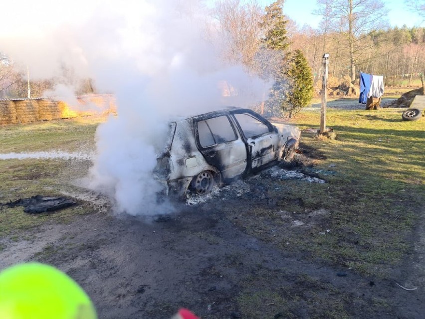 W niedzielny poranek doszło do pożaru samochodu w miejscowości Wierzchy