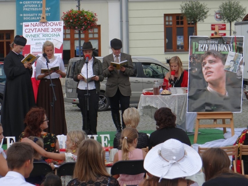 Narodowe Czytanie w Krośnie. "Przedwiośnie" na Rynku czytało ponad 30 osób [ZDJĘCIA]