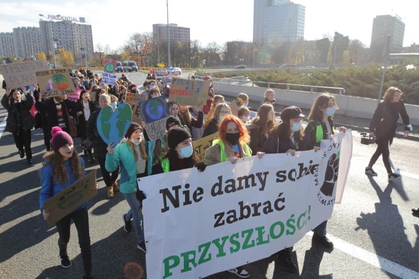Młodzież wyszła na ulice Katowic walcząc o widoczne efekty...