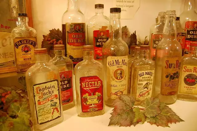 Źródło: http://commons.wikimedia.org/wiki/File:Pre-probibition_wine_bottles.jpg