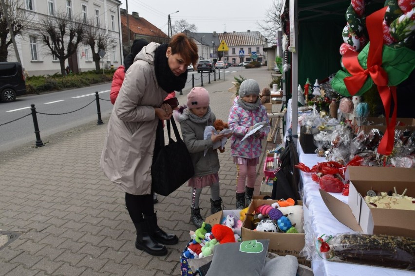 Kiermasz dla Jagódki w Opatówku pełen słodkości i świątecznych akcentów. ZDJĘCIA