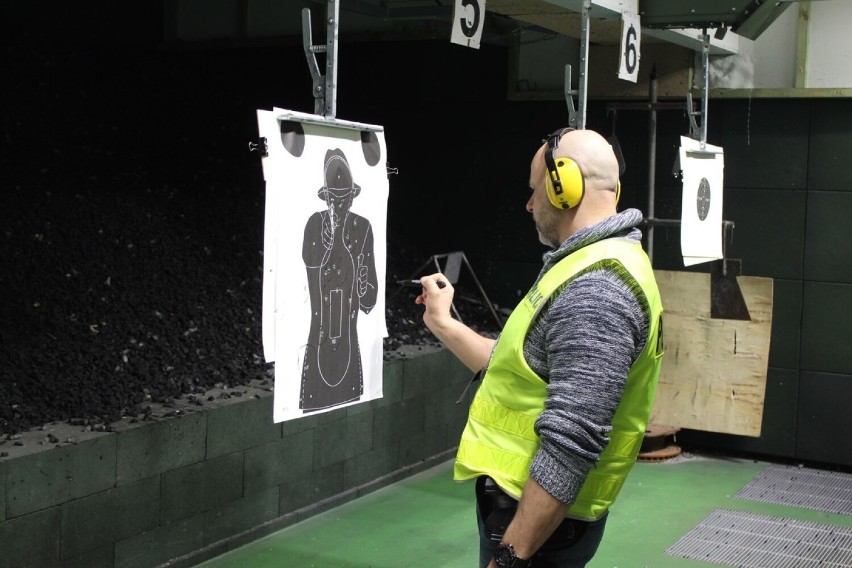 Pajęczańscy policjanci doskonalą umiejętności na strzelnicy w Sulmierzycach