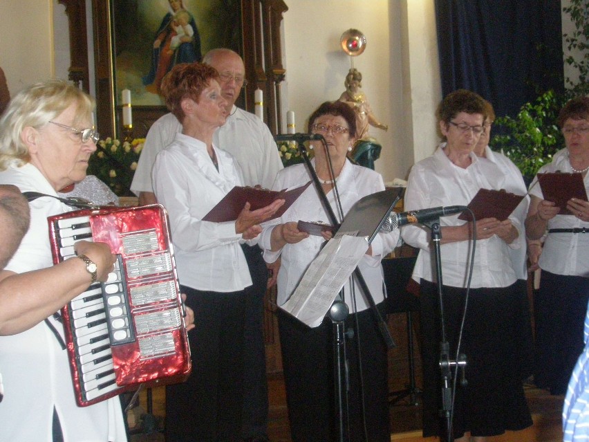 VI Festiwal Pieśni Religijnej w Kmiecinie był wypełniony pięknym śpiewem i muzyką [ZDJĘCIA]