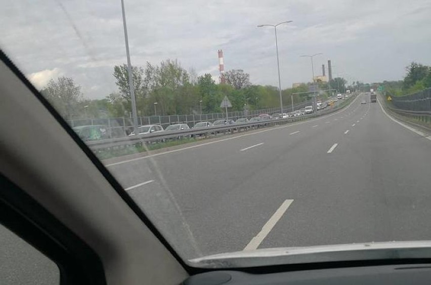 Wypadek na DTŚ w Zabrzu. Volkswagen zderzył się z Audi. Droga jest całkowicie zablokowana