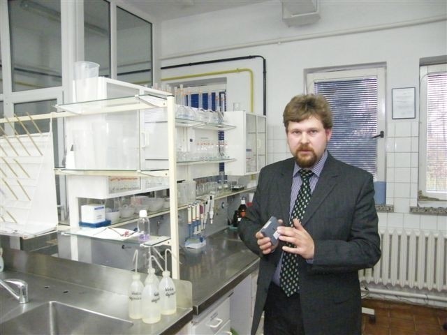 kierownik laboratorium Jarosław Blandzi
