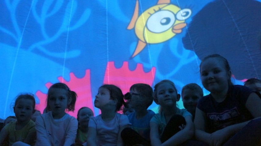 Mobilne oceanarium zaprosiło dzieci do podwodnych głębin