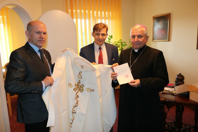Ornat papieża Franciszka trafił do Muzeum Historii Przemysłu w Opatówku