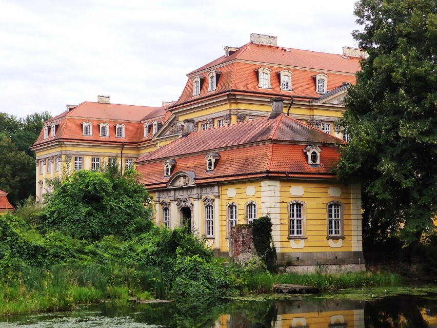 Pałac na wodzie w Radomierzycach to jeden z piękniejszych...