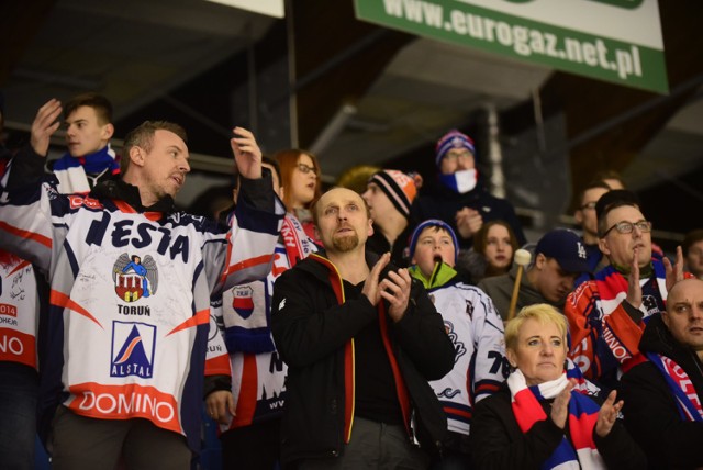 W pierwszym finałowym meczu I ligi hokeja na lodzie Nesta Mires Toruń pokonała Zagłębie Sosnowiec 5:4. Po 60 minutach gry był remis 4:4. Złotego gola w dogrywce zdobył Władysław Troszyn (69:33 min!). 

Zobacz także: Te nazwiska ma najwięcej osób w naszym regionie! Oto najpopularniejsze nazwiska w Kujawsko-Pomorskiem [NAJNOWSZE DANE]

Wcześniej torunianie prowadzili 3:1 i 4:3, ale nie zdołali utrzymać prowadzenia do końca regulaminowego czasu gry. Drugi mecz - w niedzielę o godz. 16.30 na Tor-Torze (relacja w TV Toruń). Gra się do czterech zwycięstw. A oto zdjęcia z meczu i trybun: