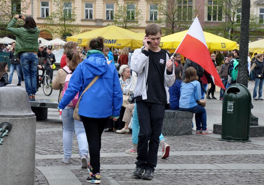 Kraków. Rozdawali flagi na Rynku Głównym [ZDJĘCIA]