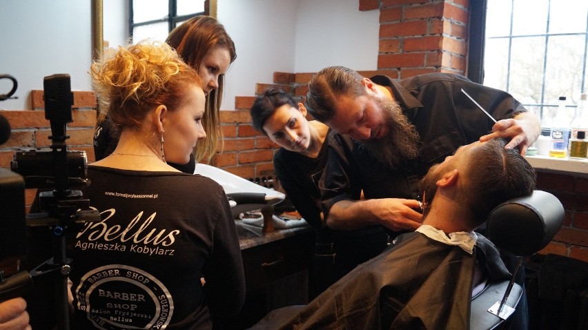 Barber Shop Bydgoszcz: Adam Szulc pokazał, jak należy golić brodę [wideo, zdjęcia] 
