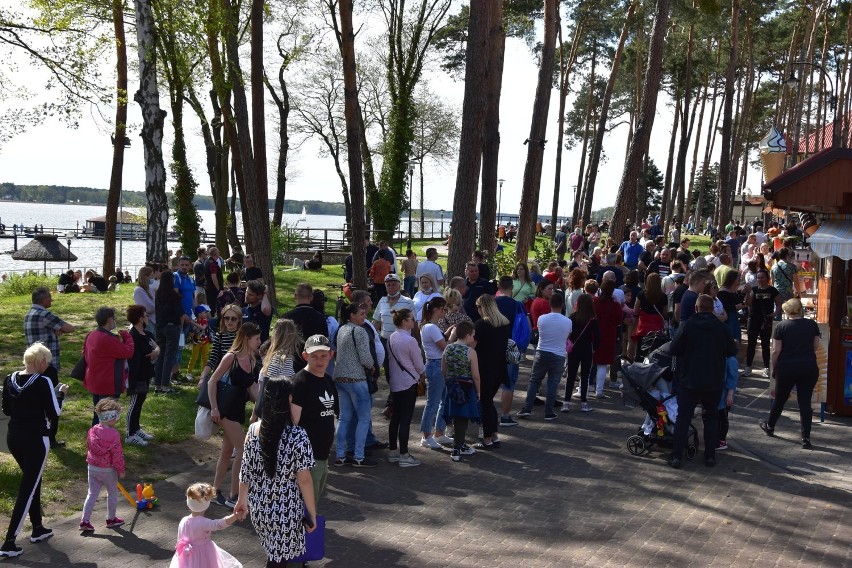Prawdziwe tłumy nad Jeziorem Sławskim. Słoneczna niedziela przyciągnęła setki ludzi