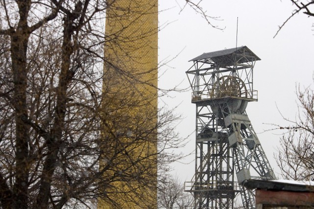 Wieża szybowa Chwalibóg - najstarsza tego typu stalowa konstrukcja w nieistniejącym już Dolnośląskim Zagłębiu Węglowym. Obok niej fragment wyburzonego już komina kopalni.