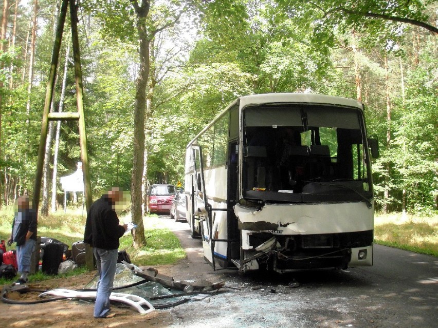 Nowy Żytnik - tak wygląda autokar po zderzeniu z ciężarówką