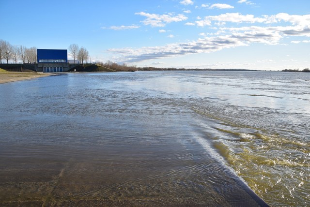 Poziom wody w Wiśle nieco się podniósł, choć pozostaje w dotychczasowym korycie rzeki