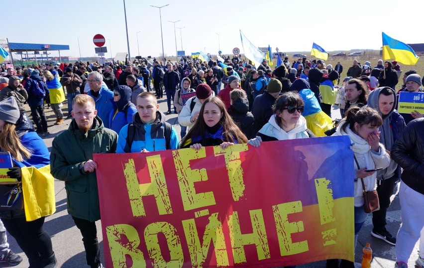 Kilkuset demonstrantów blokuje przejście graniczne w Koroszczynie. „Chcę mieć pewność, że nic nie dotrze do Rosji”. Zdjęcia i wideo