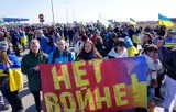 Kilkuset demonstrantów blokuje przejście graniczne w Koroszczynie. „Chcę mieć pewność, że nic nie dotrze do Rosji”. Zdjęcia i wideo