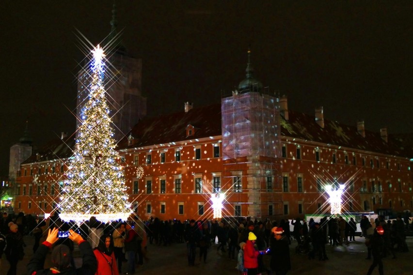 Świąteczne iluminacje rozświetlające w grudniu stołeczne...