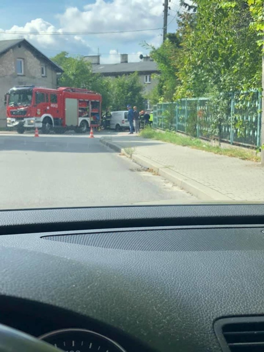 Wypadek w Dąbrowie Górniczej. Kierowca volkswagena uderzył w drzewo, lądował śmigłowiec LPR