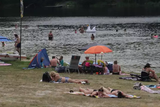 Przy pięknej pogodzie  chętnych do wypoczynku nad Zalewem Pławniowickim nie brakuje