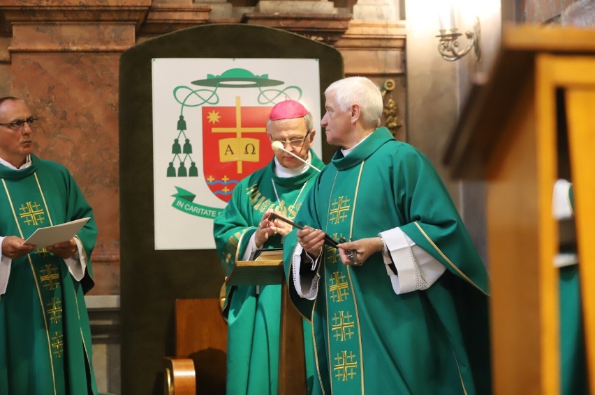 Ważna uroczystość w parafii świętego Wojciecha w Kielcach. Ksiądz Mirosław Cisowski objął funkcję proboszcza. Było wielu kapłanów i wiernych