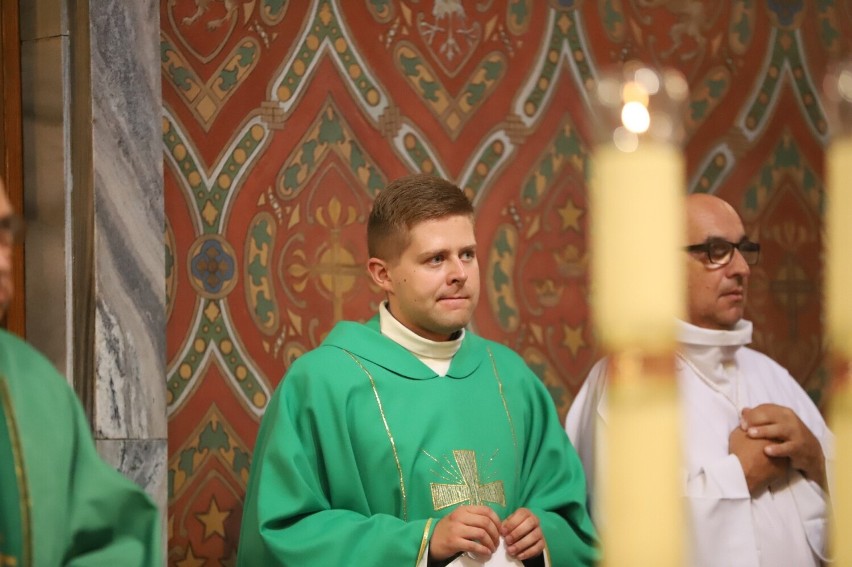 Ważna uroczystość w parafii świętego Wojciecha w Kielcach. Ksiądz Mirosław Cisowski objął funkcję proboszcza. Było wielu kapłanów i wiernych