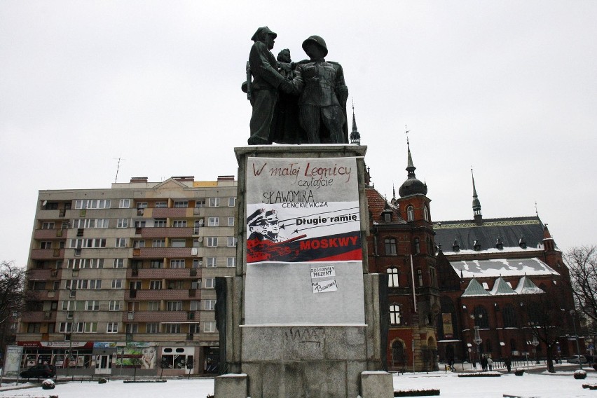 Legnica: Z pomnika zrobili słup ogłoszeniowy