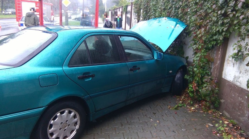 Wypadek w Skarżysku. 18-latek wjechał mercedesem w przystanek! Są ranni