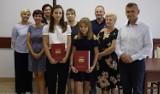 Stypendia naukowe dla zdolnych uczniów z gminy Drzewica. Burmistrz wręczył stypendia i listy gratulacyjne [foto]
