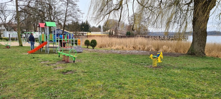 W Ińsku nad jeziorem powstał plac zabaw dla dzieci