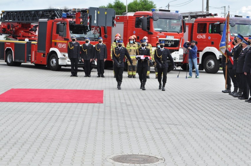 Strażacy z regionu tarnowskiego świętowali w Dąbrowie Tarnowskiej. Były awanse, odznaczenia, wprowadzenie nowego komendanta 