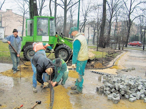 Na obrzeżach alejek układana jest kostka granitowa