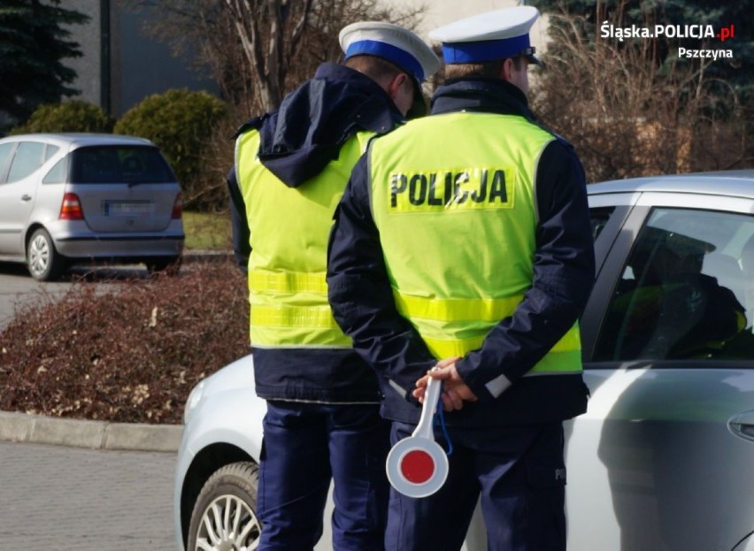 Policjanci z Pszczyny rozdawali paniom cukierki i lizaki ZDJĘCIA