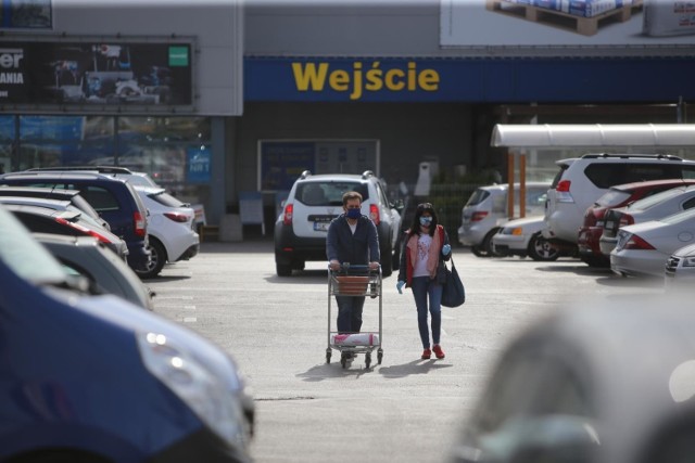 Co prawda rząd zawiesił część przepisów dotyczących zakazu pracy handlu w niedzielę. ale teraz sklepy w niedzielę funkcjonują i handlowcy pracują - tyle, że bez klientów; mają bowiem prawo pracować wyłącznie w celu przyjmowania towaru i przygotowania go do sprzedaży poniedziałkowej.