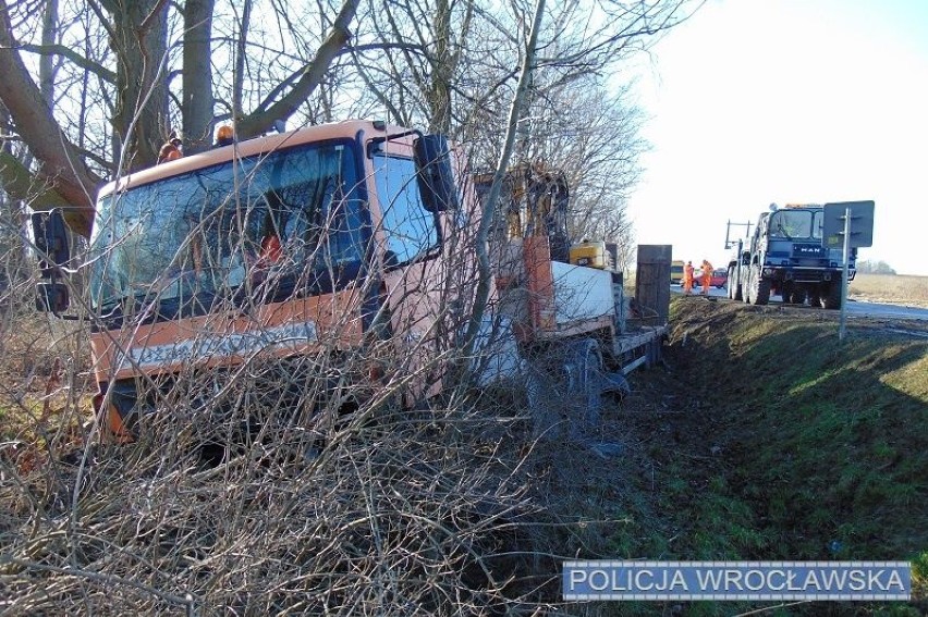 Wałbrzyscy policjanci byli świadkami groźnego wypadku. Pomogli uwięzionej w samochodzie kobiecie!