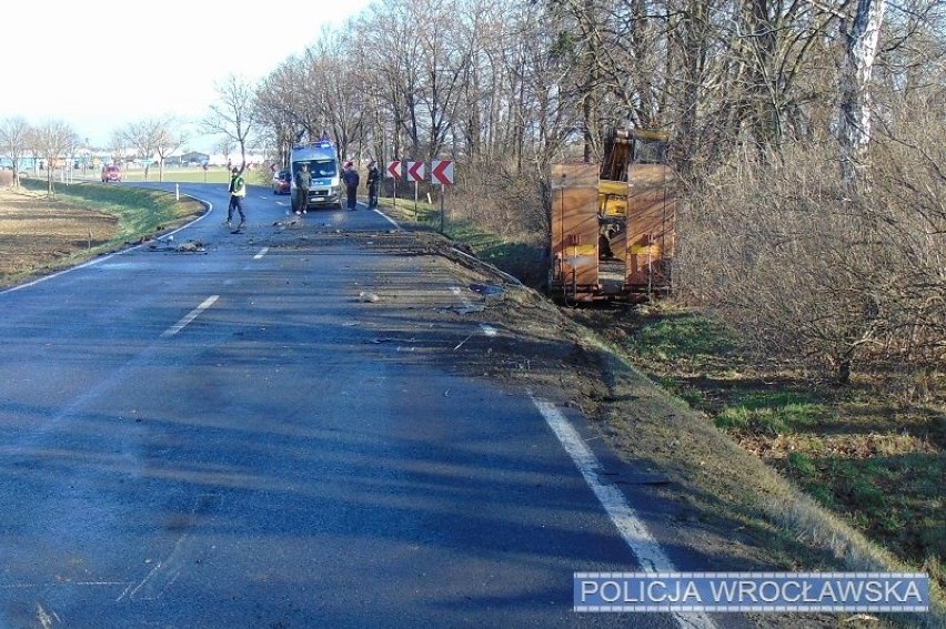 Wałbrzyscy policjanci byli świadkami groźnego wypadku. Pomogli uwięzionej w samochodzie kobiecie!