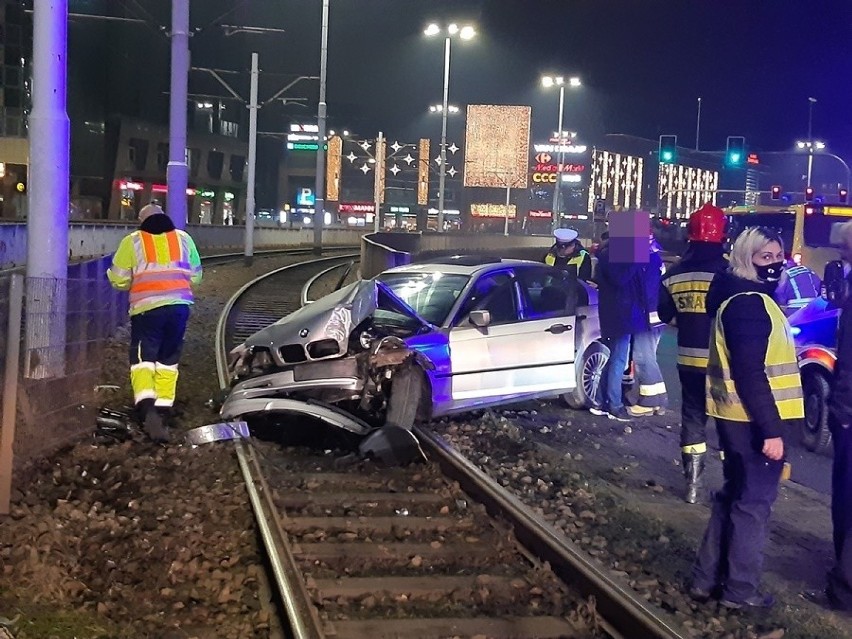 Groźnie wyglądający wypadek w centrum Wrocławia. BMW wylądowało na torowisku (ZDJĘCIA) 