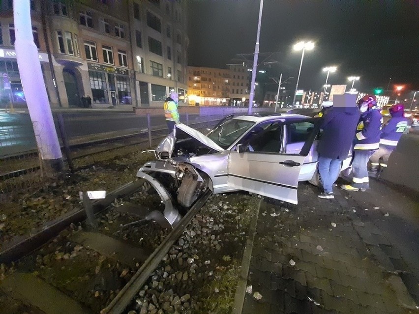 Groźnie wyglądający wypadek w centrum Wrocławia. BMW wylądowało na torowisku (ZDJĘCIA) 