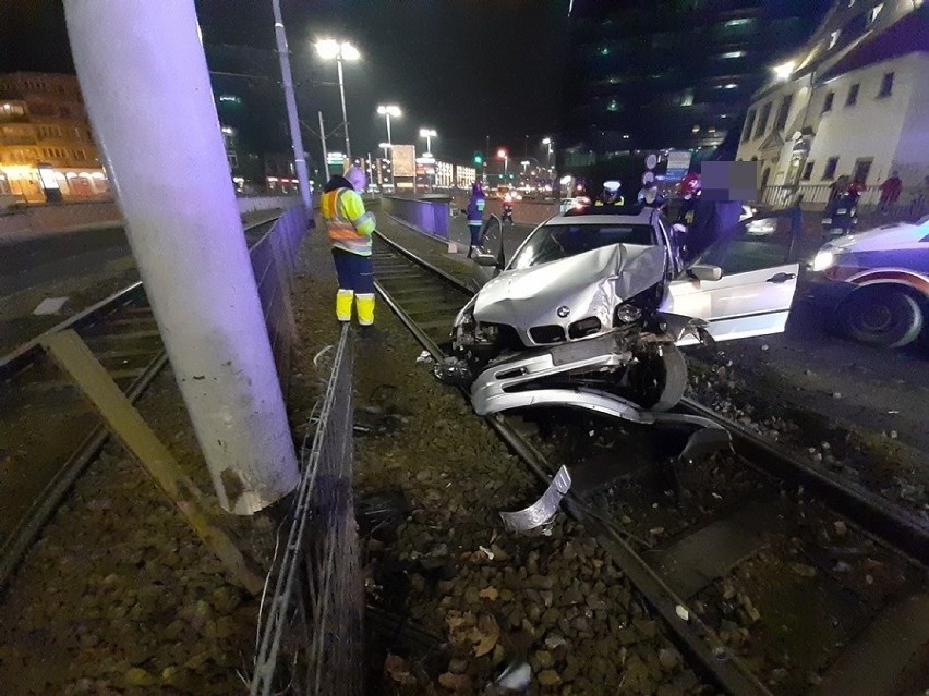 Groźnie wyglądający wypadek w centrum Wrocławia. BMW wylądowało na torowisku (ZDJĘCIA) 