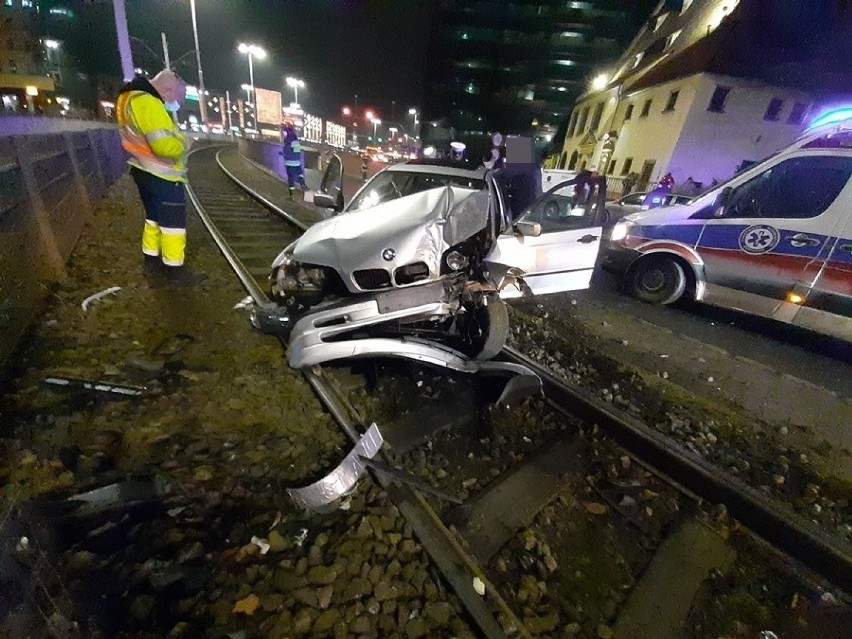 Groźnie wyglądający wypadek w centrum Wrocławia. BMW wylądowało na torowisku (ZDJĘCIA) 