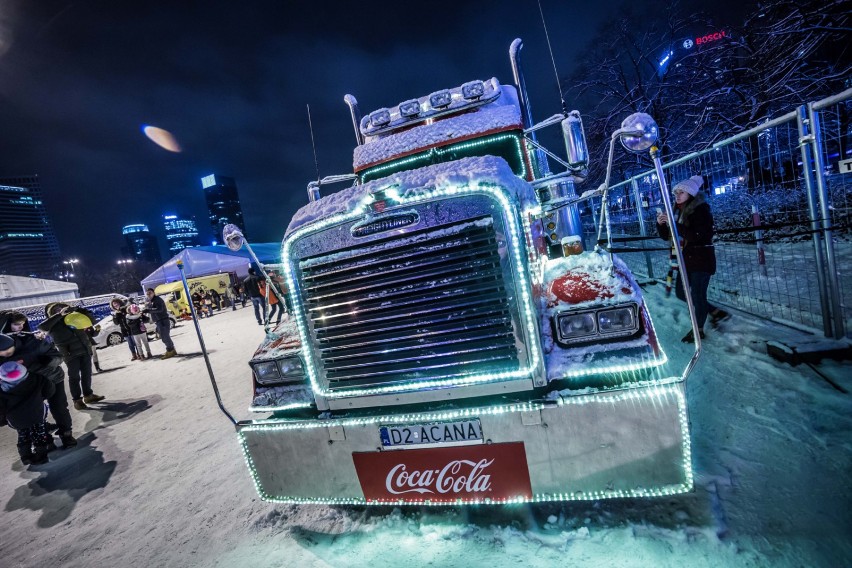 Ciężarówka Coca-Coli w Warszawie. Będą rozdawać napoje [ZA...