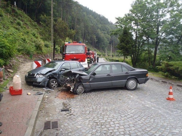 Wypadek Piwniczna. Zderzenie skody z mercedesem