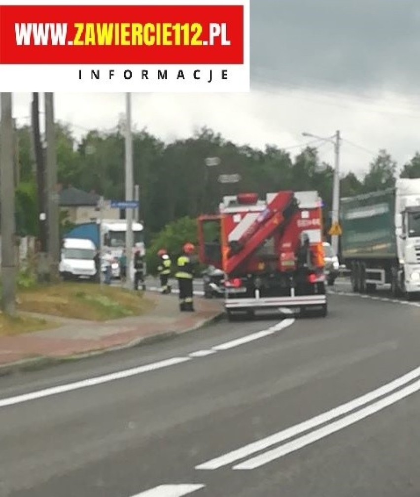 Wypadek na DK78 w Porębie. Jedna osoba ranna ZDJĘCIA