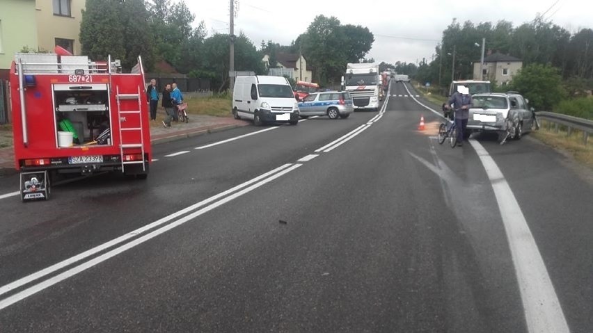 Wypadek na DK78 w Porębie. Jedna osoba ranna ZDJĘCIA