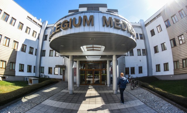 Obowiązek szczepień przeciw Covid-19 w Collegium Medicum UMK dotyczy studentów Wydziału Lekarskiego - kierunek lekarski  oraz czterech kierunków na Wydziale Nauk o Zdrowiu (fizjoterapia, ratownictwo medyczne, pielęgniarstwo i położnictwo).