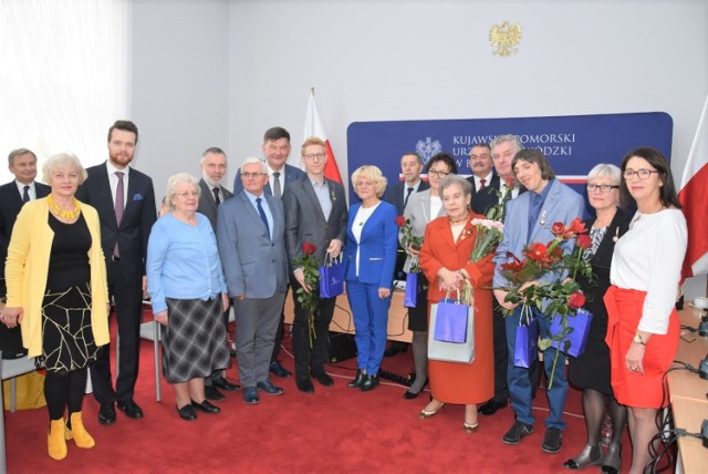 Zdjęcie pamiątkowe z sesji Rady Powiatu Bydgoskiego z uhonorowanymi przez ministra kultury
