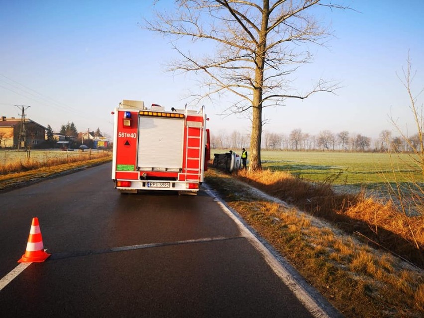 Wypadek na drodze powiatowej. Pasażer uwięziony w rozbitym aucie