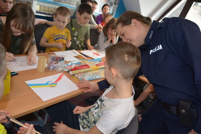 Uczą uchodźców bezpieczeństwa w Polsce. W Szelmencie służby mundurowe spotkały się z uchodźcami 